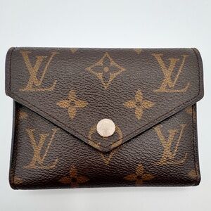 LOUIS VUITTON - Short Sarah Wallet R1.074